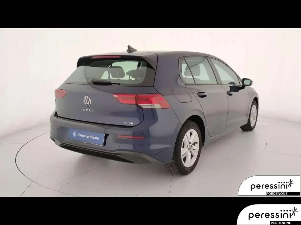 Usata VW Golf VIII Life 131 CV (96 kW) 2023 Blu Berlina