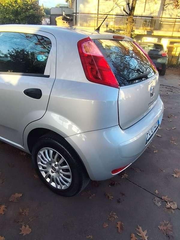 Grigio Usata 2016 Fiat Punto Lounge Tre volumi | 3900 € (Ottimo prezzo) - Immagine 1/4