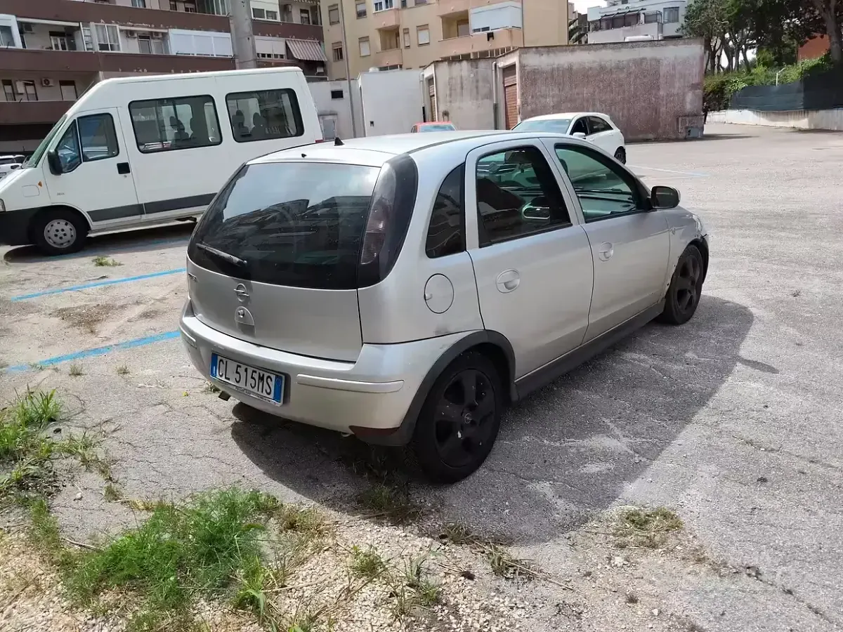 Usata Opel Corsa Enjoy 69 CV (50 kW) 2004 Grigio Utilitaria