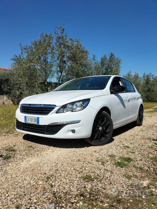 Bianco Usata 2014 Peugeot 308 Tre volumi | 8000 € (Buon prezzo) - Immagine 1/4
