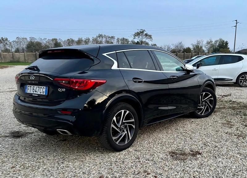 Usata Infiniti Q30 Business Executive 122 CV (89 kW) 2018 Nero Berlina