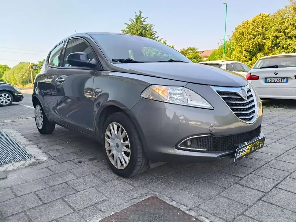 Usata Lancia Ypsilon Gold 69 CV (50 kW) 2014 Grigio Utilitaria