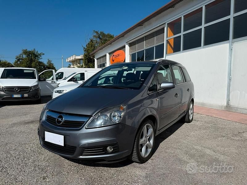 Usata Opel Zafira Cosmo 140 CV (102 kW) 2005 Grigio Monovolume