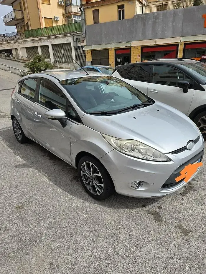 Usata Ford Fiesta Titanium 82 CV (60 kW) 2009 Grigio Utilitaria