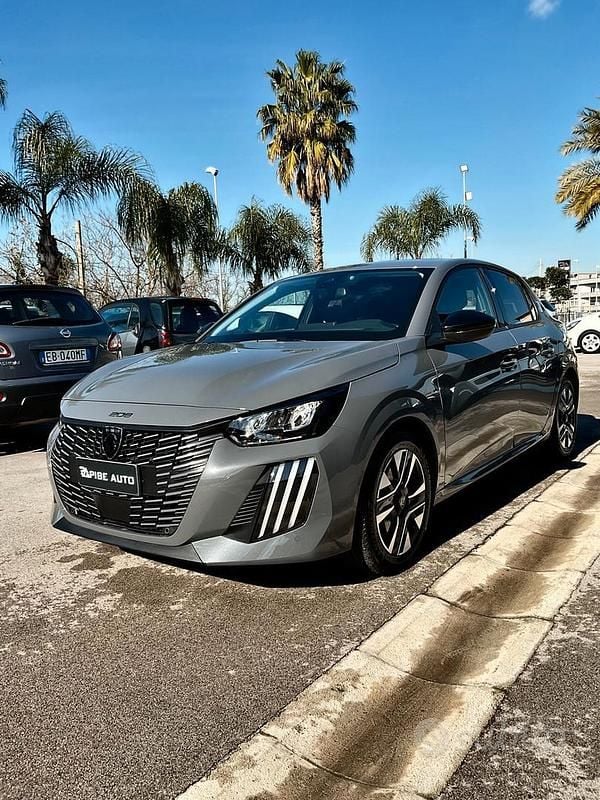 Usata Peugeot 208 Allure 101 CV (74 kW) 2025 Grigio Utilitaria