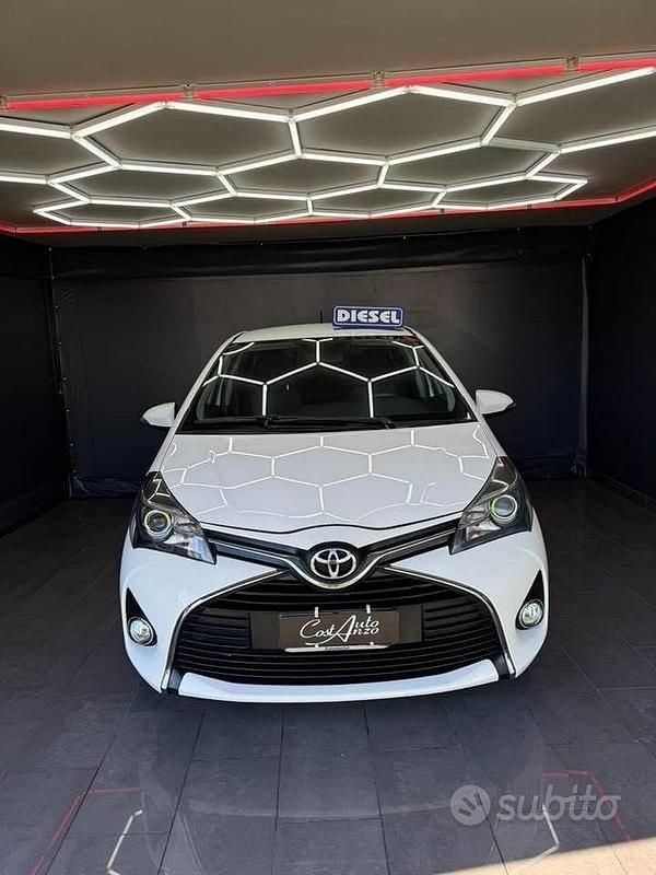 Usata Toyota Yaris Lounge 90 CV (66 kW) 2014 Bianco Berlina