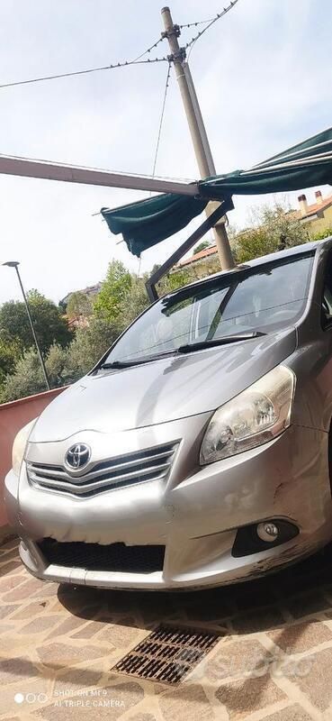 Verde Usata 2011 Toyota Verso Monovolume | 7000 € (Molto cara) - Immagine 1/4
