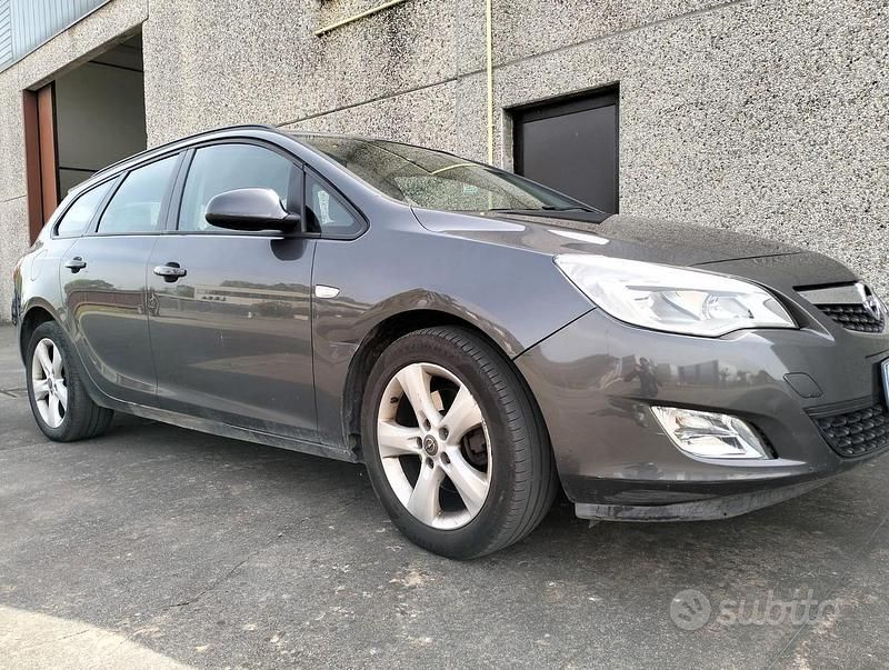 Usata Opel Astra Business 110 CV (80 kW) 2012 Grigio Station wagon