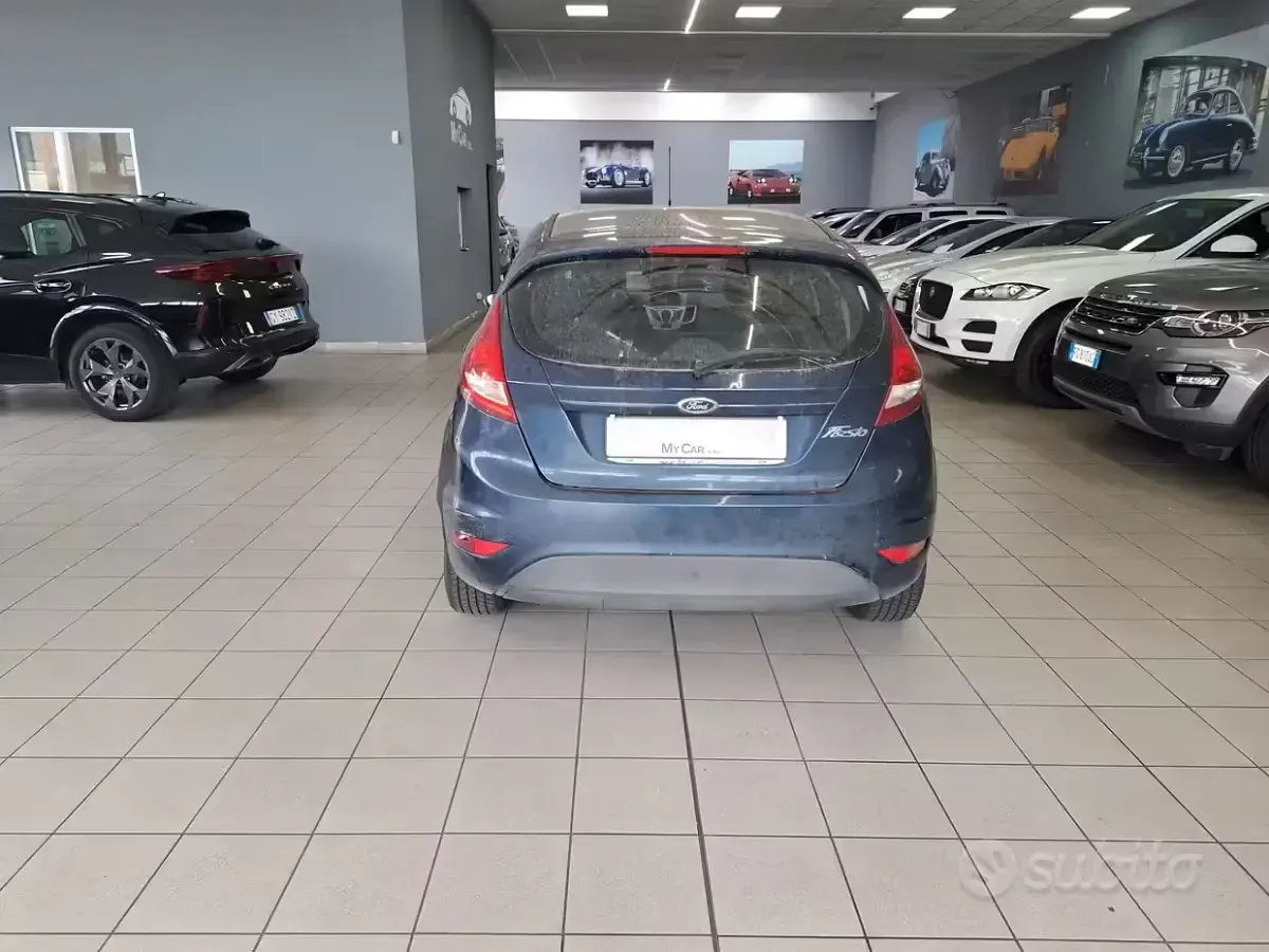 Usata Ford Fiesta 70 CV (51 kW) 2012 Blu Berlina