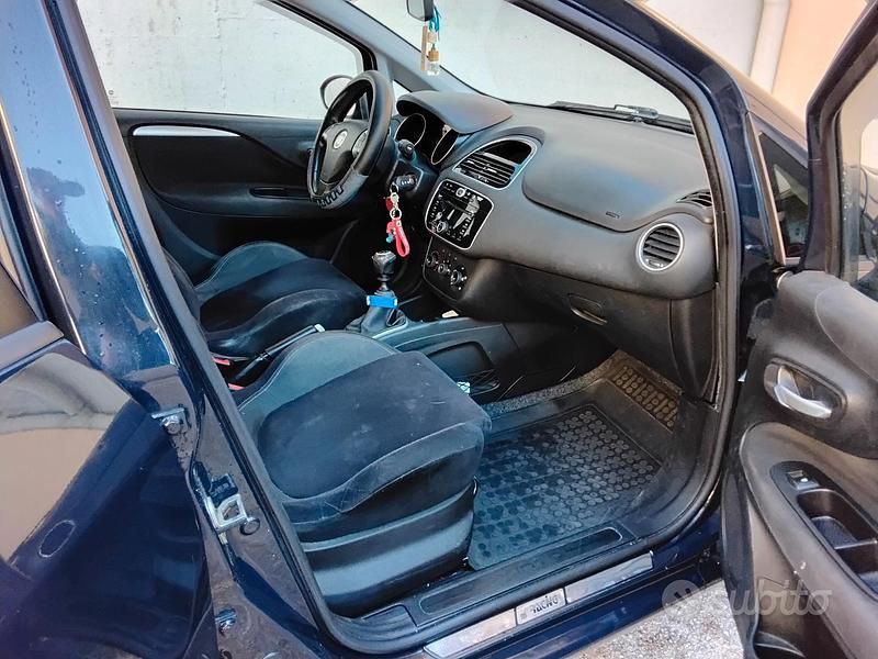 Usata Fiat Punto Lounge 77 CV (56 kW) 2015 Blu Utilitaria