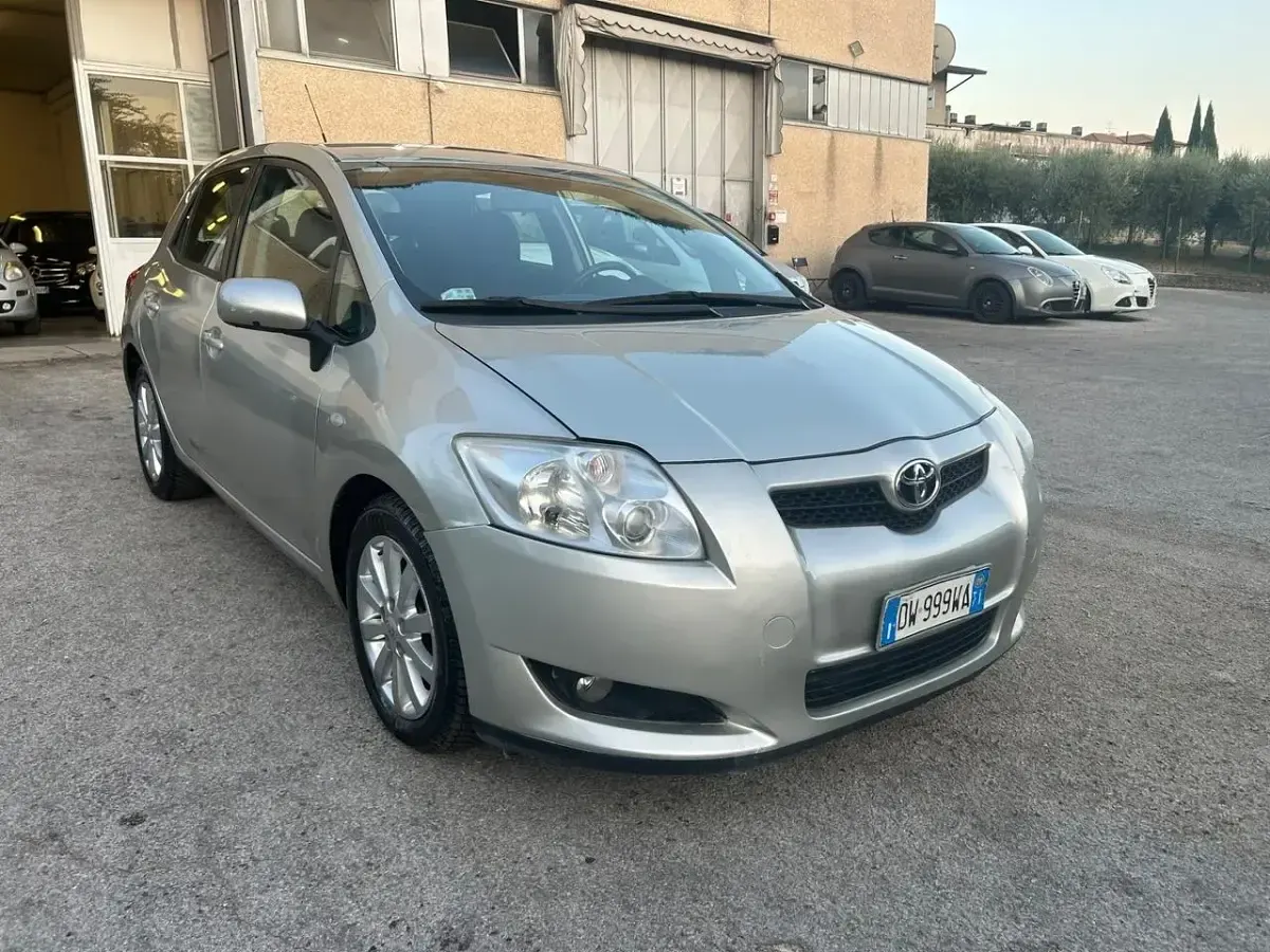 Usata Toyota Auris 126 CV (92 kW) 2009 Argento Utilitaria