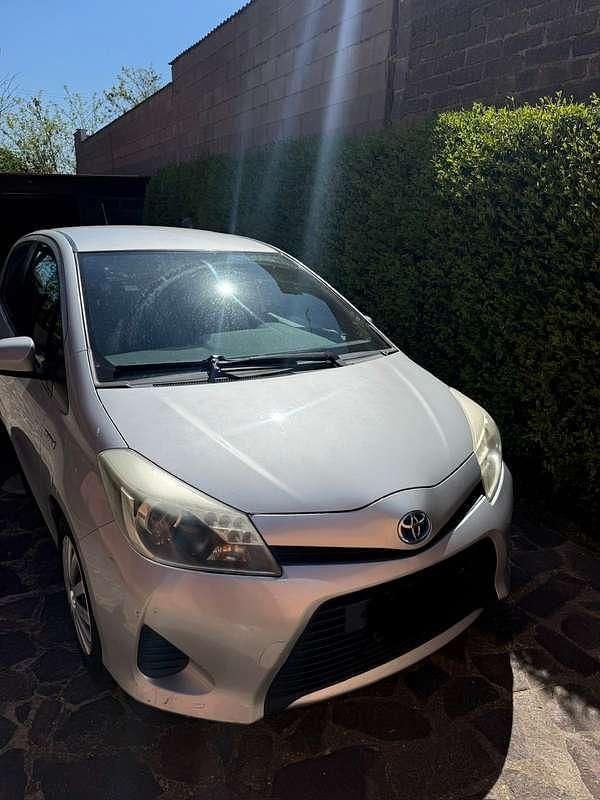 Usata Toyota Yaris Hybrid Lounge+ 75 CV (55 kW) 2014 Argento Berlina