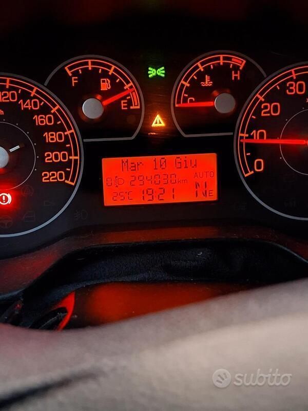 Usata Fiat Grande Punto 75 CV (55 kW) 2007 Rosso Utilitaria