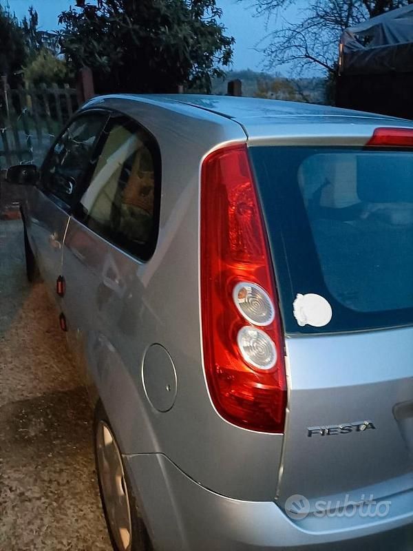 Usata Ford Fiesta Ghia 68 CV (50 kW) 2006 Grigio Berlina