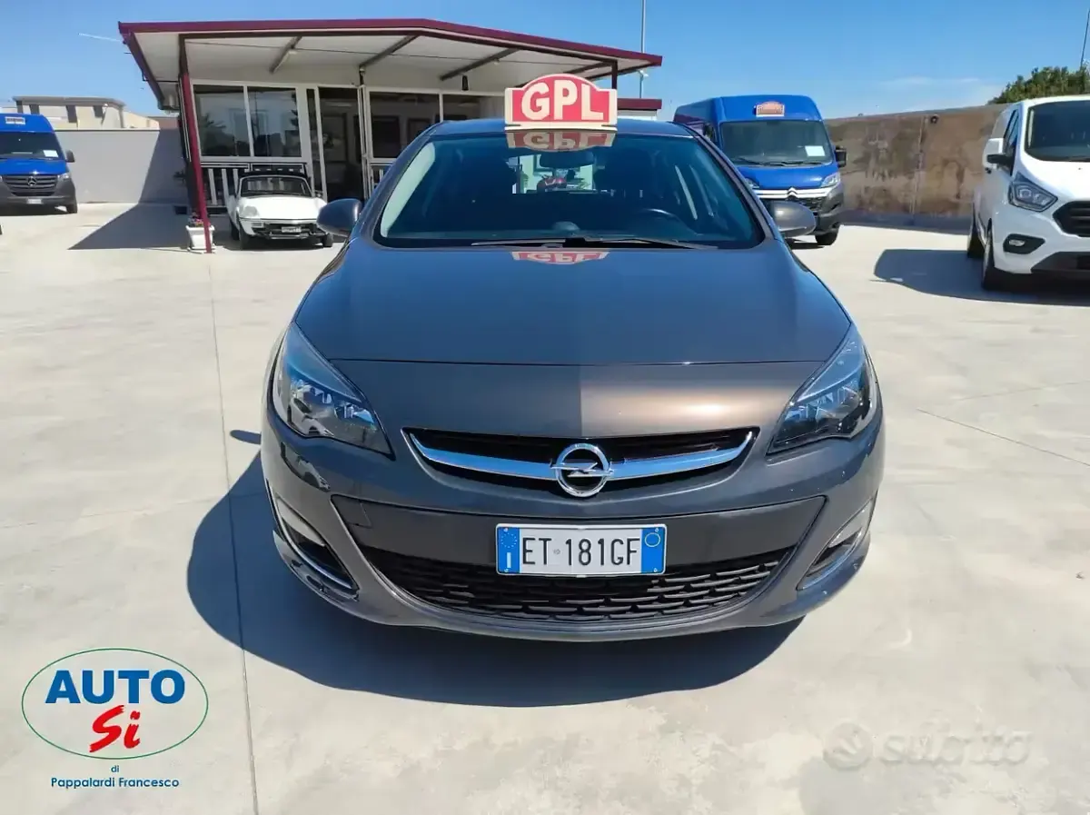 Usata Opel Astra 140 CV (102 kW) 2013 Grigio Berlina