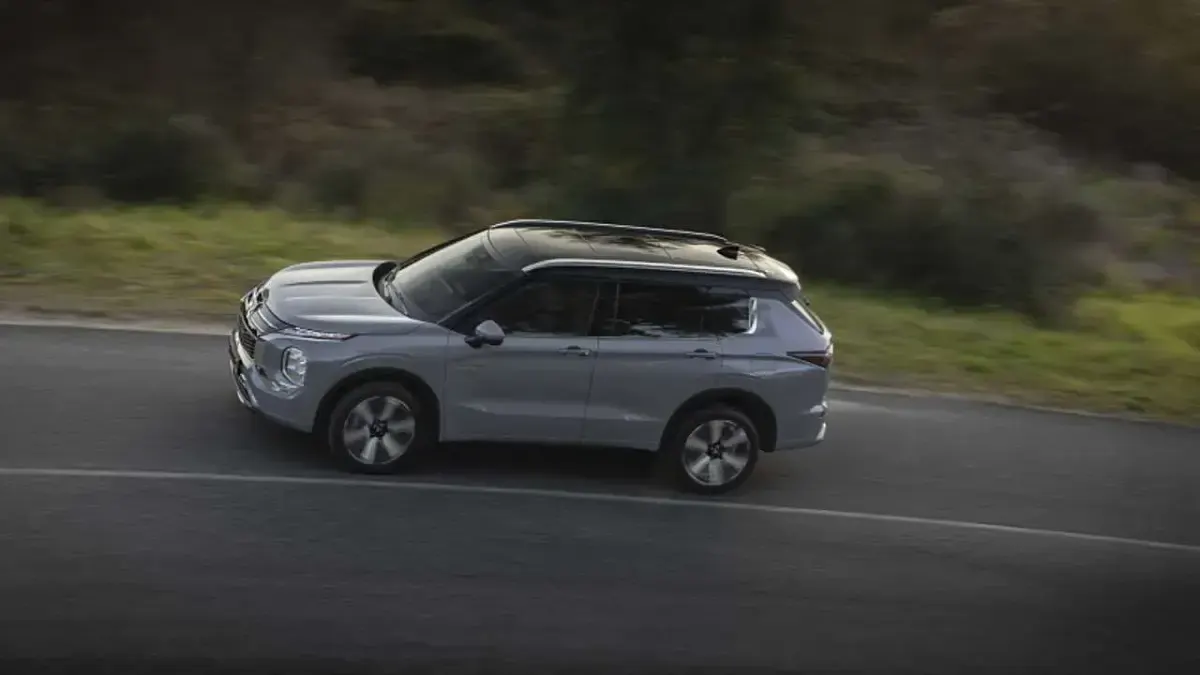 Nuova Mitsubishi Outlander Inform 306 CV (225 kW) 2026 Argento SUV