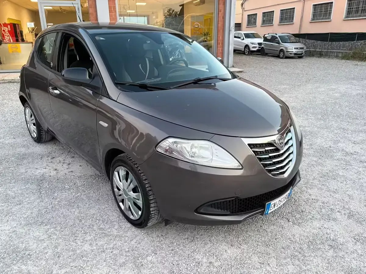 Usata Lancia Ypsilon 69 CV (50 kW) 2012 Grigio Utilitaria
