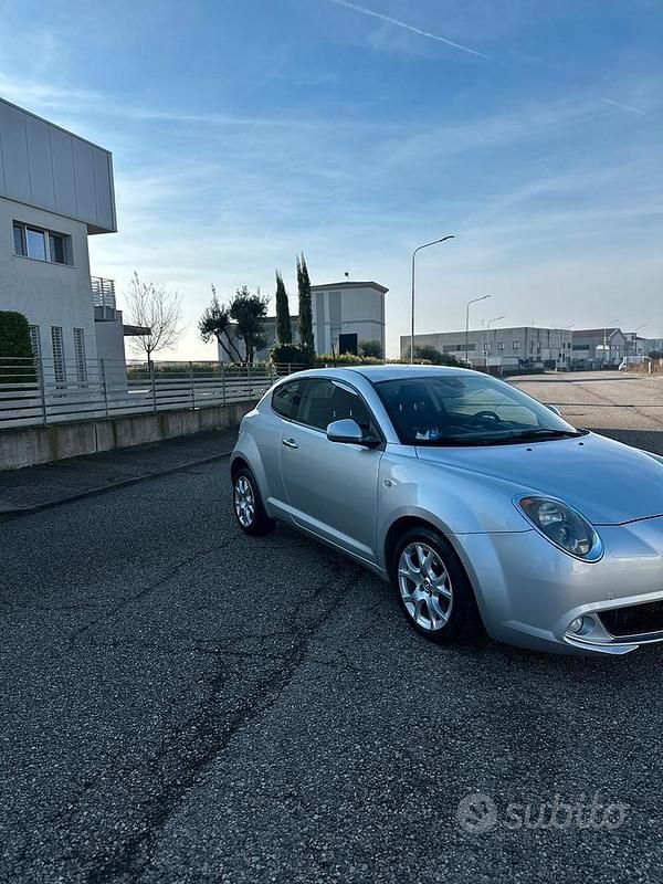 Grigio Usata 2015 Alfa Romeo MiTo Due volumi | 5199 € (Buon prezzo) - Immagine 1/4