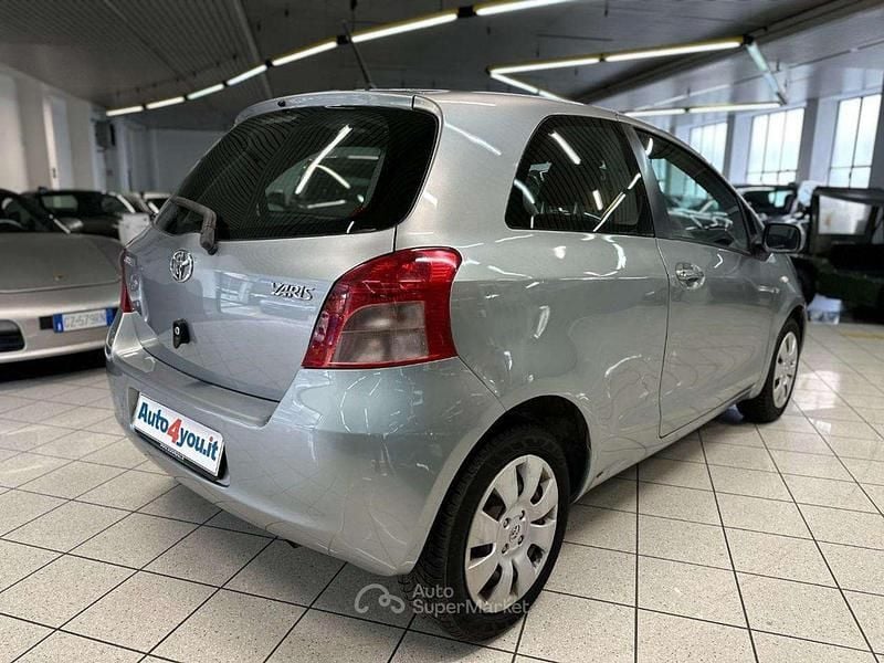 Usata Toyota Yaris Sol 69 CV (50 kW) 2006 Argento Utilitaria