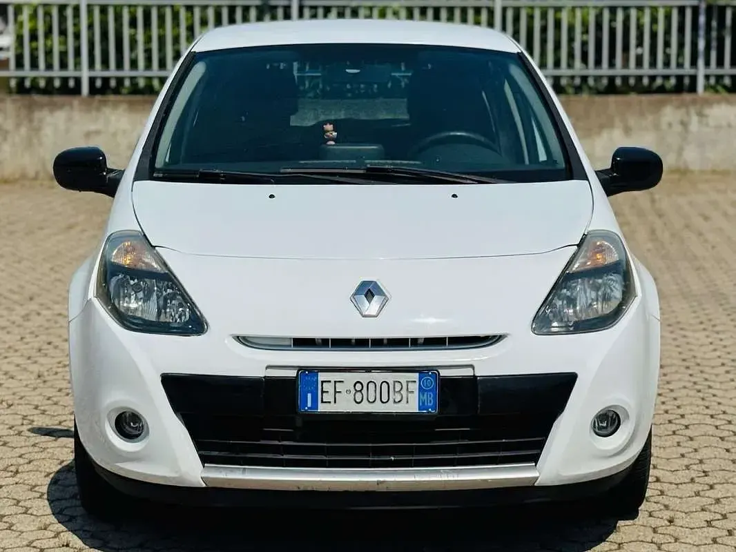 Usata Renault Clio III 75 CV (55 kW) 2010 Bianco Berlina