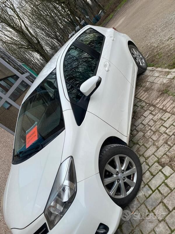 Bianco Usata 2012 Toyota Yaris Lounge Tre volumi | 4900 € (Buon prezzo) - Immagine 1/4