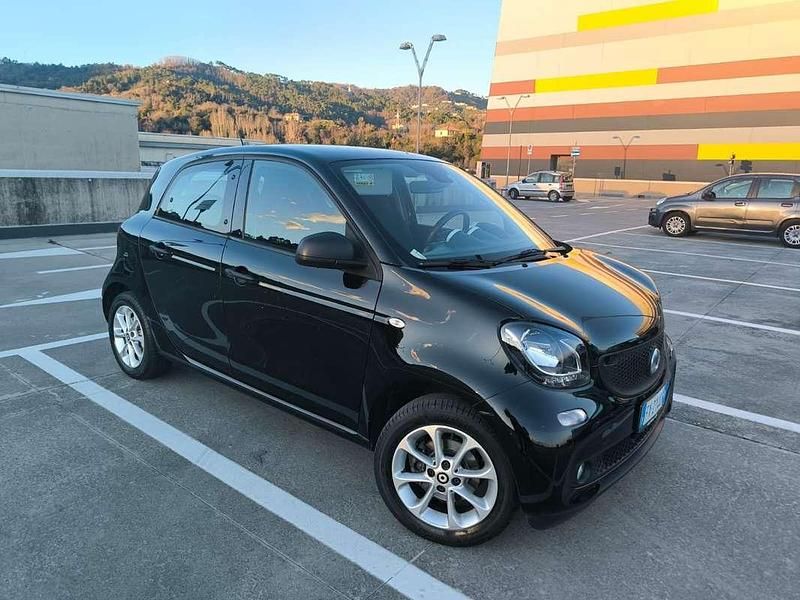 Begagnad Smart ForFour 71 HK (52 kW) 2019 Svart Halvkombi