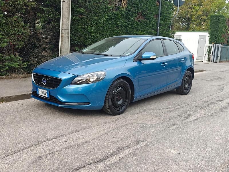 Usata Volvo V40 Kinetic 116 CV (85 kW) 2015 Blu Berlina