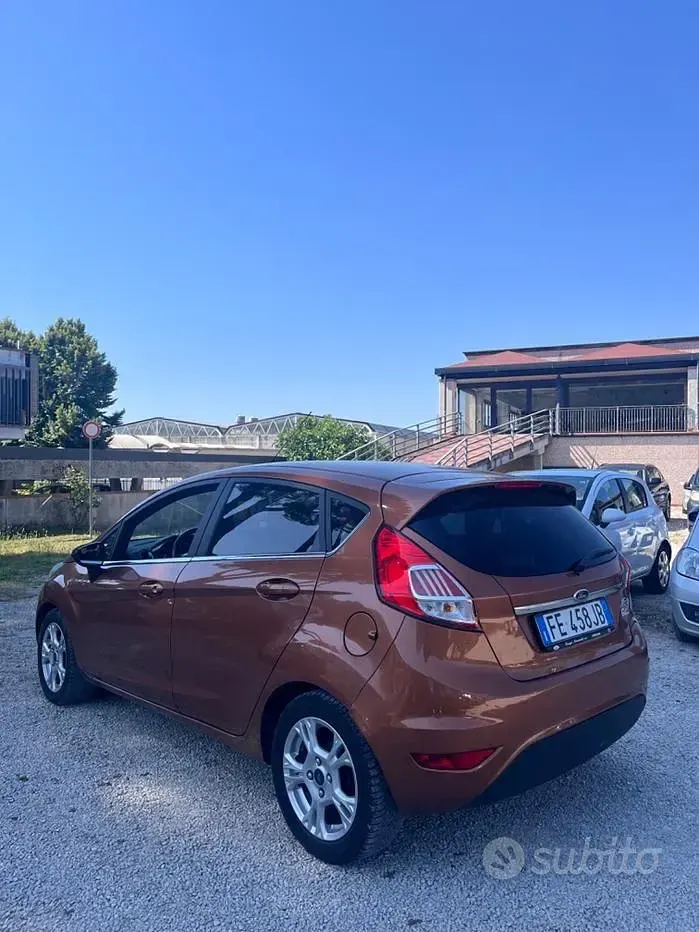 Usata Ford Fiesta 75 CV (55 kW) 2016 Marrone Utilitaria