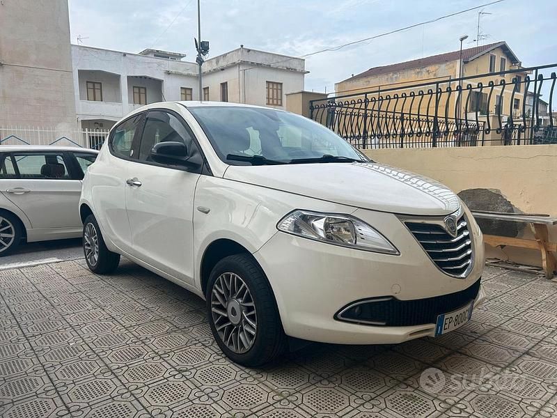 Bianco Usata 2013 Lancia Ypsilon Due volumi | 5500 € (Buon prezzo) - Immagine 1/2