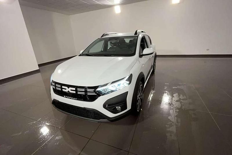 Bianco Nuova 2025 Dacia Sandero Expression Tre volumi | 16.990 € (Buon prezzo) - Immagine 1/4