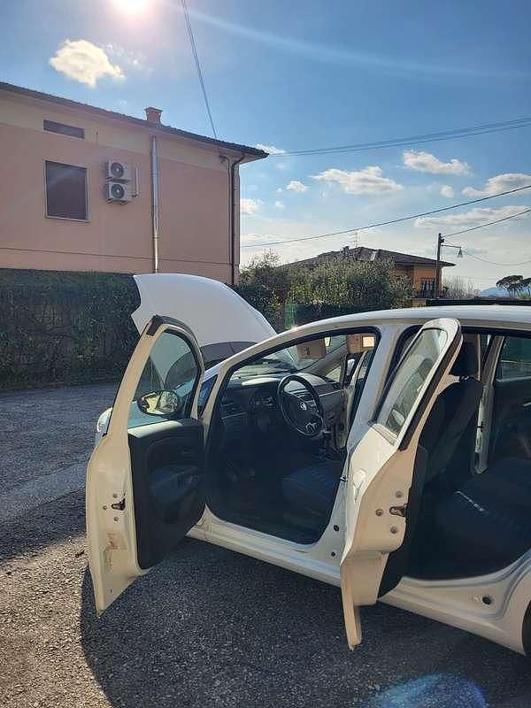 Usata Fiat Grande Punto Active 77 CV (56 kW) 2009 Bianco Utilitaria
