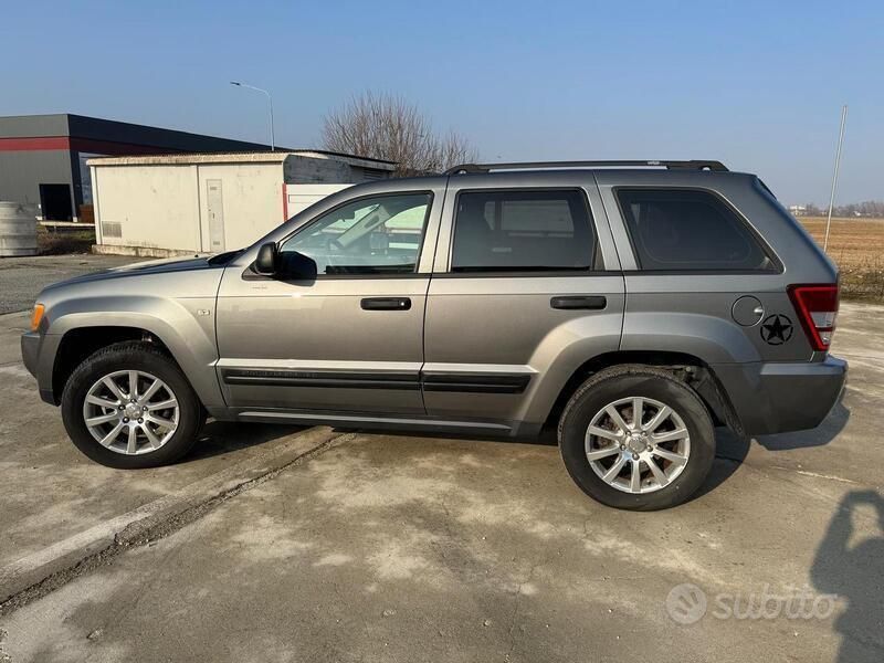 Grigio Usata 2007 Jeep Cherokee SUV | 6000 € (Buon prezzo) - Immagine 1/4