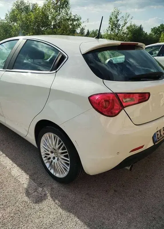 Usata Alfa Romeo Giulietta Exclusive 105 CV (77 kW) 2014 Bianco Utilitaria