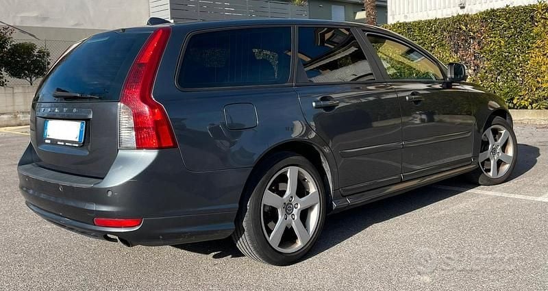 Grigio Usata 2011 Volvo V50 R-Design Station wagon | 4800 € (Molto cara) - Immagine 1/4