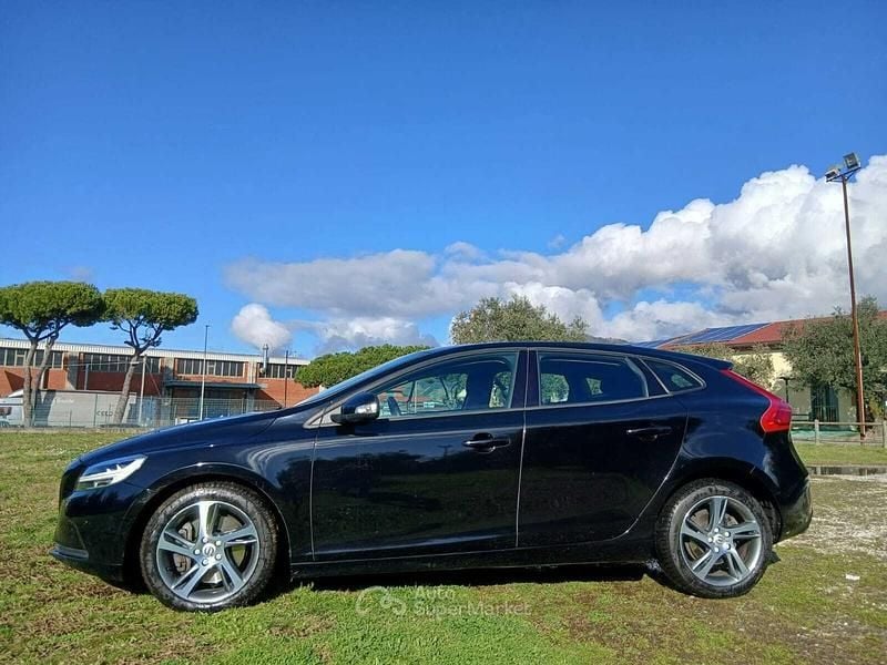 Usata Volvo V40 120 CV (88 kW) 2018 Nero Berlina