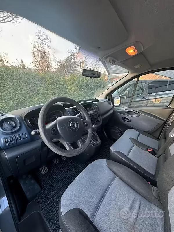 Usata Opel Vivaro 120 CV (88 kW) 2015 Grigio Monovolume