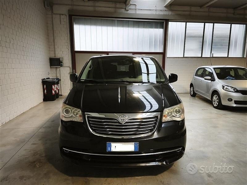 Usata Lancia Voyager Gold 163 CV (119 kW) 2012 Nero Monovolume