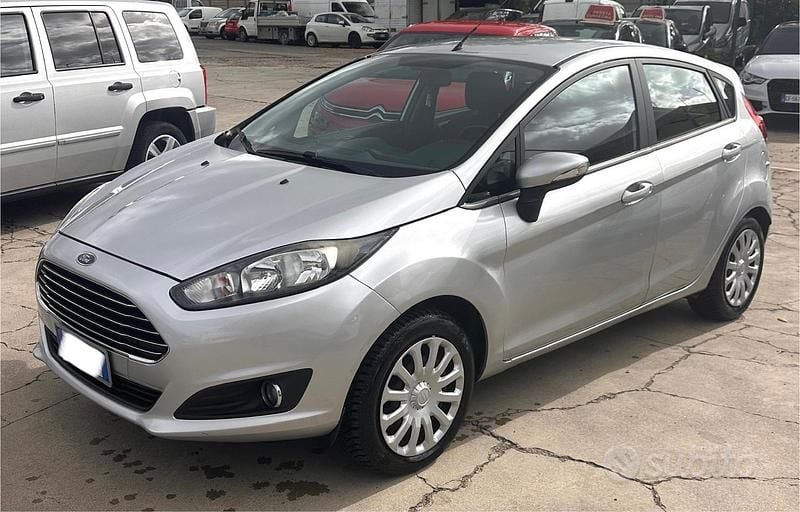 Grigio Usata 2014 Ford Fiesta Business Edition Tre volumi | 6499 € (Buon prezzo) - Immagine 1/4
