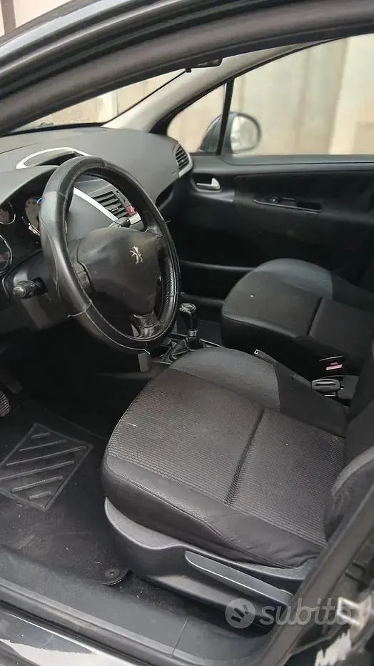 Usata Peugeot 207 68 CV (50 kW) 2012 Nero Berlina
