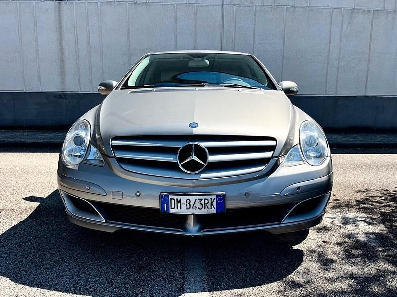 Begagnad Mercedes R320 227 HK (166 kW) 2008 Grå Minibuss
