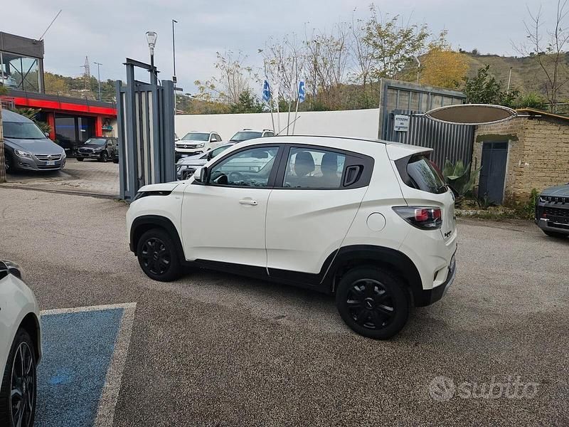 Usata Mahindra KUV100 87 CV (63 kW) 2023 Bianco SUV