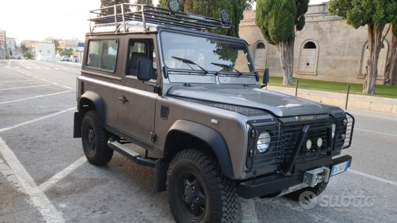 Usata Land Rover Defender 122 CV (89 kW) 2000 Grigio SUV