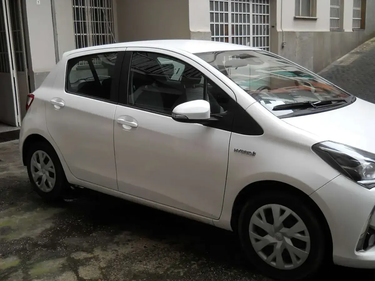 Usata Toyota Yaris Hybrid Business Edition 73 CV (53 kW) 2020 Bianco Berlina