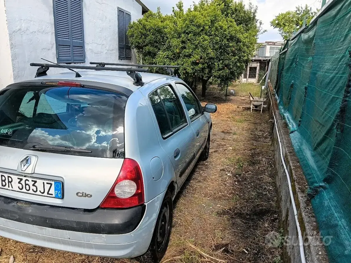Usata Renault Clio 58 CV (42 kW) 2002 Grigio Berlina