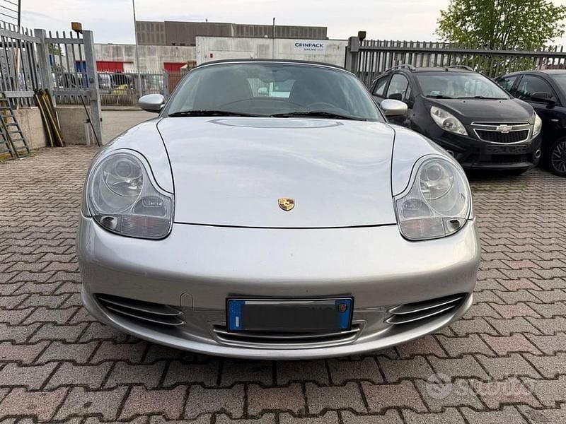 Begagnad Porsche Boxster 260 HK (191 kW) 2002 Grå Cab