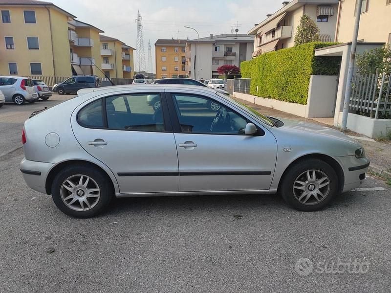 Usata Seat Leon 105 CV (77 kW) 2002 Grigio Utilitaria