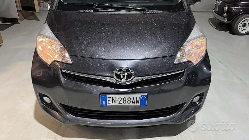 Grigio Usata 2011 Toyota Verso-S Monovolume | 5800 € (Buon prezzo) - Immagine 1/4