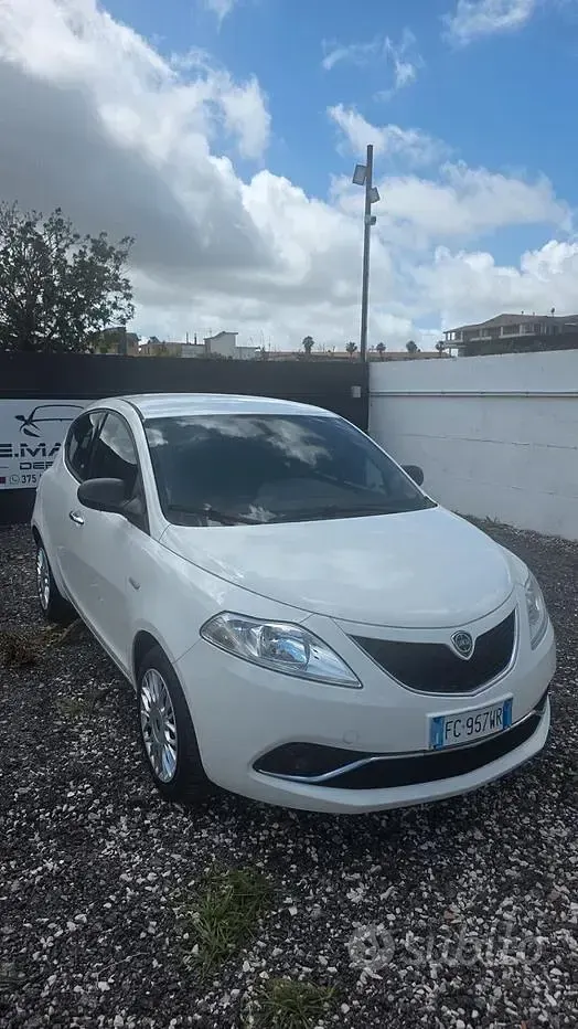 Usata Lancia Ypsilon Platinum 69 CV (50 kW) 2016 Bianco Utilitaria