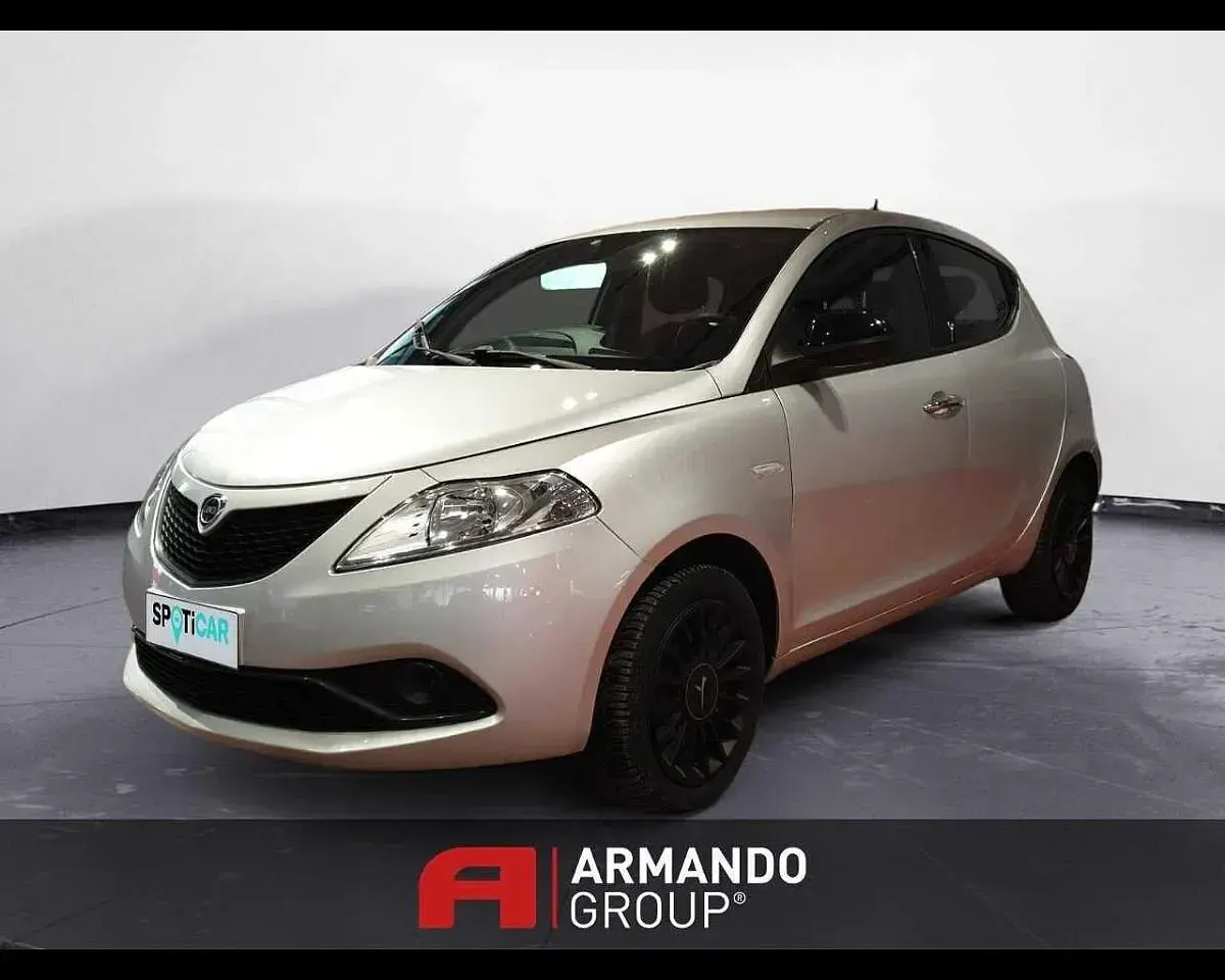 Usata Lancia Ypsilon Gold 69 CV (50 kW) 2019 Utilitaria