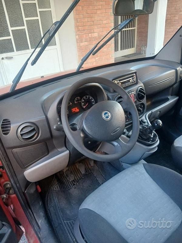 Usata Fiat Doblò 77 CV (56 kW) 2006 Rosso Monovolume